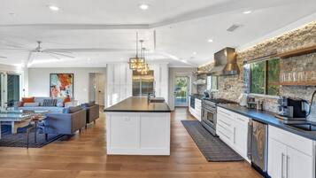 Frigorífico, microondas, horno y placa de cocina