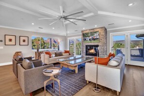 Smart TV, chimenea, futbolito y tenis de mesa