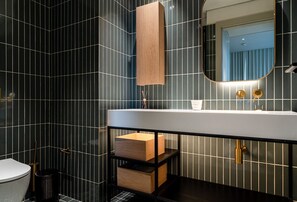 Douche, sèche-cheveux, serviettes fournies