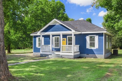 “New listing” The Blue Farm House!!!