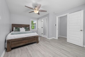 4 bedrooms, iron/ironing board, WiFi, bed sheets