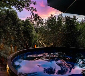 Outdoor spa tub - Aorangi Peak Cabins 4 by Tiny Away (Rotorua)