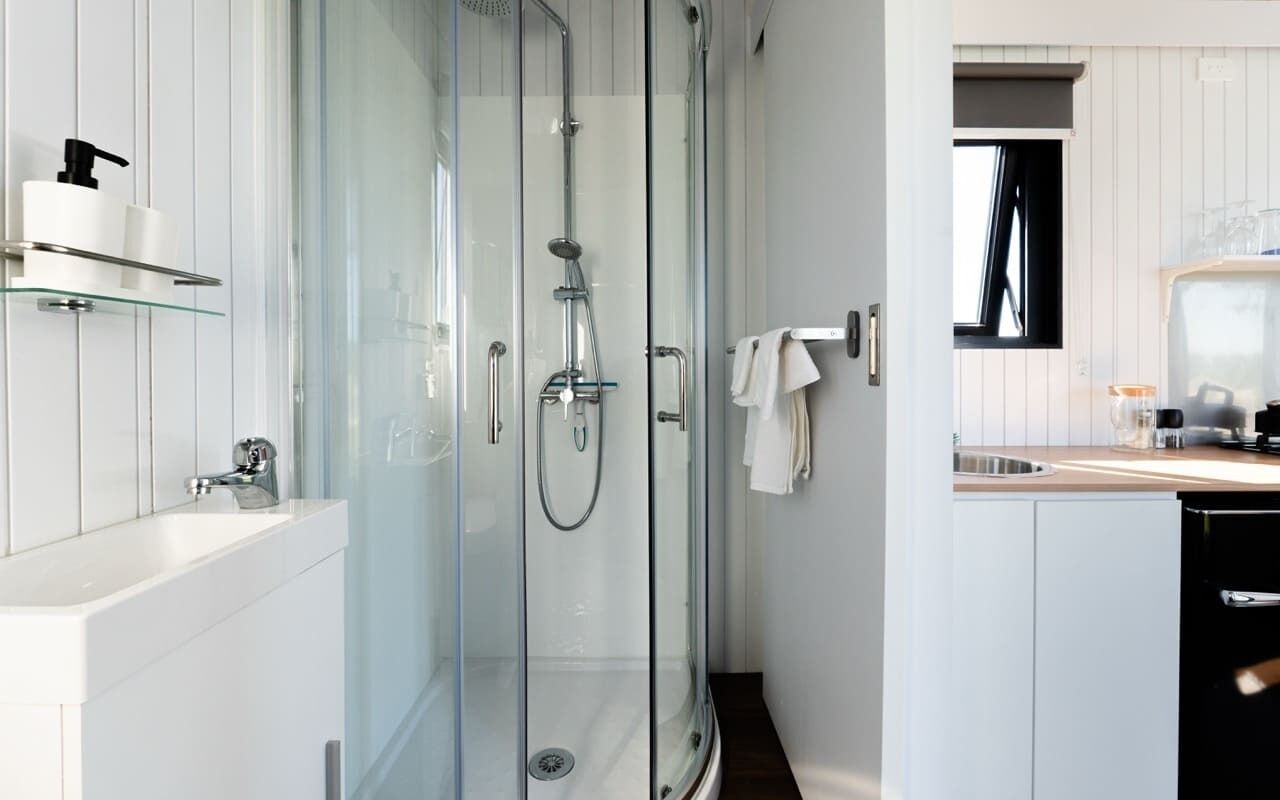 Een douche, handdoeken