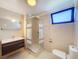 Shower, hair dryer, towels - Agostinho Apartment By Atlantic Holiday (Santa Cruz)