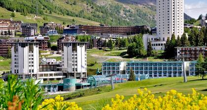 Wolf & Deer Apartment Ski-In Ski-Out 250m, Sestriere, Italy