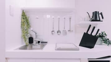 Apartment, 1 Bedroom, Non Smoking | Private kitchen | Mini-fridge, microwave, stovetop, cookware/dishes/utensils