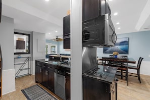Geladeira, micro-ondas, fogão, cooktop