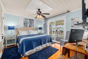 3 chambres, bureau, fer et planche à repasser, lit de bébé portatif