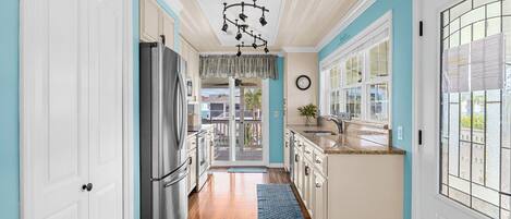 Køleskab, mikrobølgeovn, ovn, kogeplade