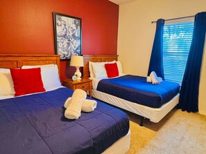 3 quartos, escrivaninha, ferros/tábuas de passar roupa, berço de viagem