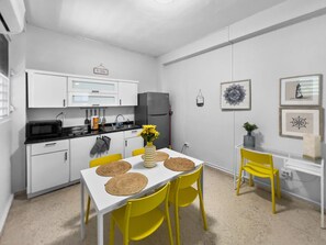 Réfrigérateur, four à micro-ondes, surface de cuisson, cafetière-théière