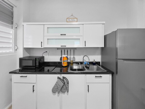 Réfrigérateur, micro-ondes, plaque de cuisson, cafetière/bouilloire