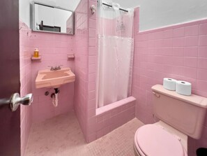 Sèche-cheveux, serviettes fournies