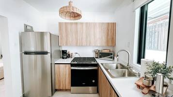 Refrigerador, microondas, horno y parrilla de estufa