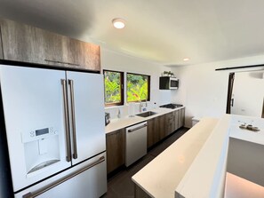 Refrigerador, microondas, placa de cocina, lavavajillas