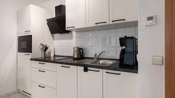 Kühlschrank, Mikrowelle, Herdplatte, Geschirrspüler