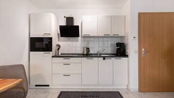 Kühlschrank, Mikrowelle, Herdplatte, Geschirrspüler