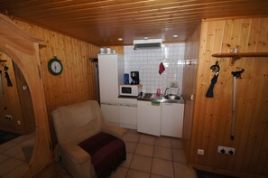 Fridge, microwave, oven, stovetop - Holiday Home 'Zum Pferdestall' with Shared Pool, Shared Terrace and Wi-Fi (Dreetz)