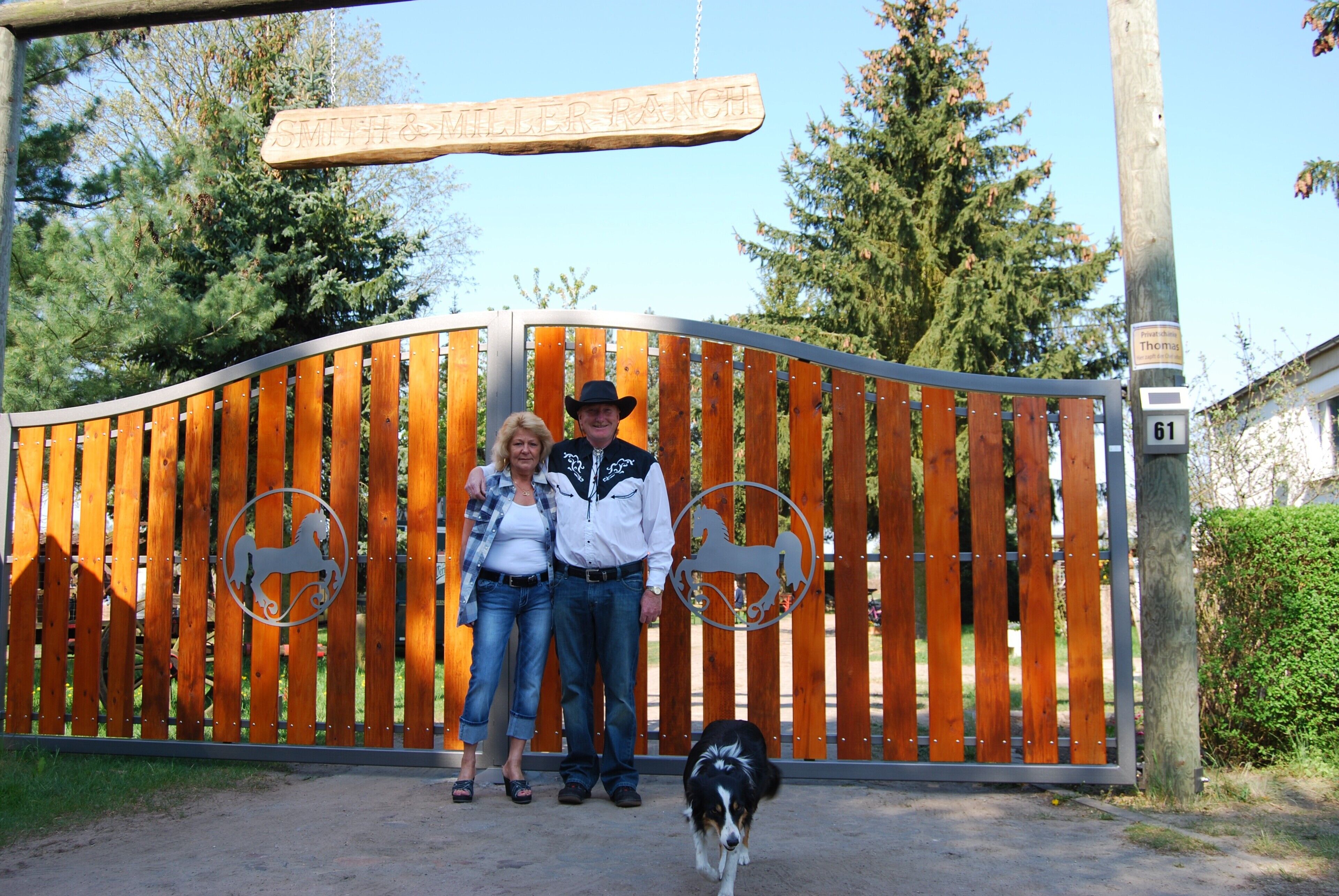 En hegnet indgang med et skilt der siger 'Smith & Miller Ranch'.