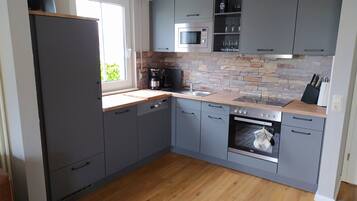 Een koelkast, een microgolfoven, een oven, een kookplaat