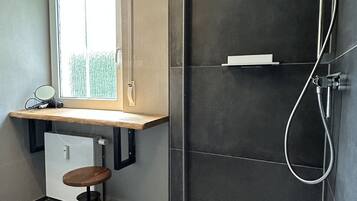 Dusche, Haartrockner, Handtücher