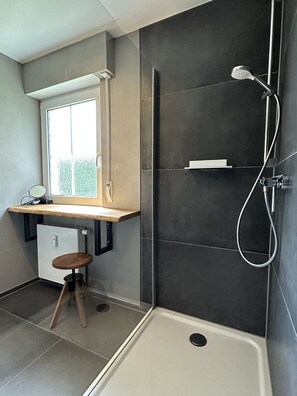 Dusche, Haartrockner, Handtücher