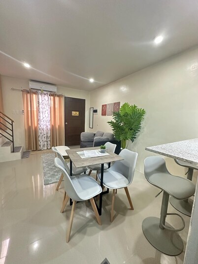 Piper's Pad - Cozy 2-bedroom Townhouse near the Airport - Air-Conditioned. WIFI.