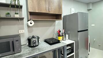 Geladeira, micro-ondas, cooktop, cafeteira/chaleira