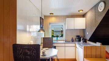 Kühlschrank, Ofen, Herdplatte, Wasserkocher mit Kaffee-/Teezubehör