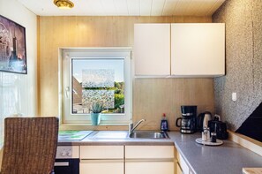 Réfrigérateur, four, plaque de cuisson, cafetière/bouilloire