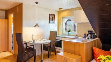 Kühlschrank, Ofen, Herdplatte, Wasserkocher mit Kaffee-/Teezubehör