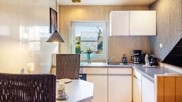 Kühlschrank, Ofen, Herdplatte, Wasserkocher mit Kaffee-/Teezubehör