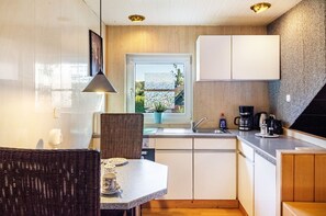 Jääkaappi, uuni, liesi, kahvin-/teenkeitin