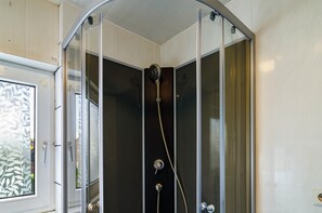 Een douche, handdoeken