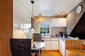 Refrigerador, horno, placa de cocina, cafetera/tetera