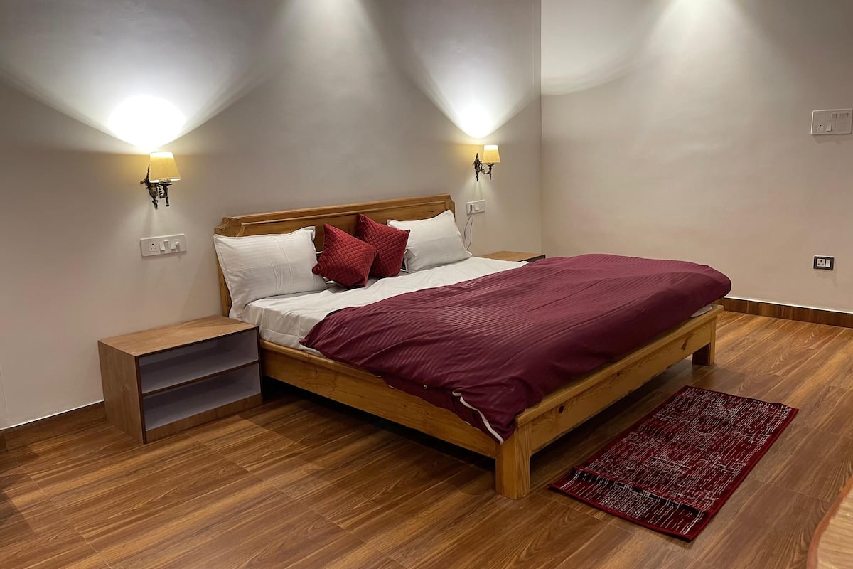 Luxury Room, Mountain View | Laptop workspace, free WiFi