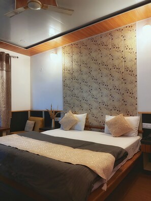 Laptop workspace, free WiFi - Plaza Hotel (Pithoragarh)