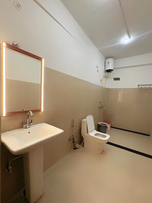 Shower, towels, soap - Plaza Hotel (Pithoragarh)