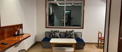 Espacio para trabajar con laptop y wifi gratis