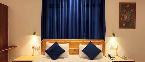 Luxury Room, Mountain View | Laptop workspace, free WiFi