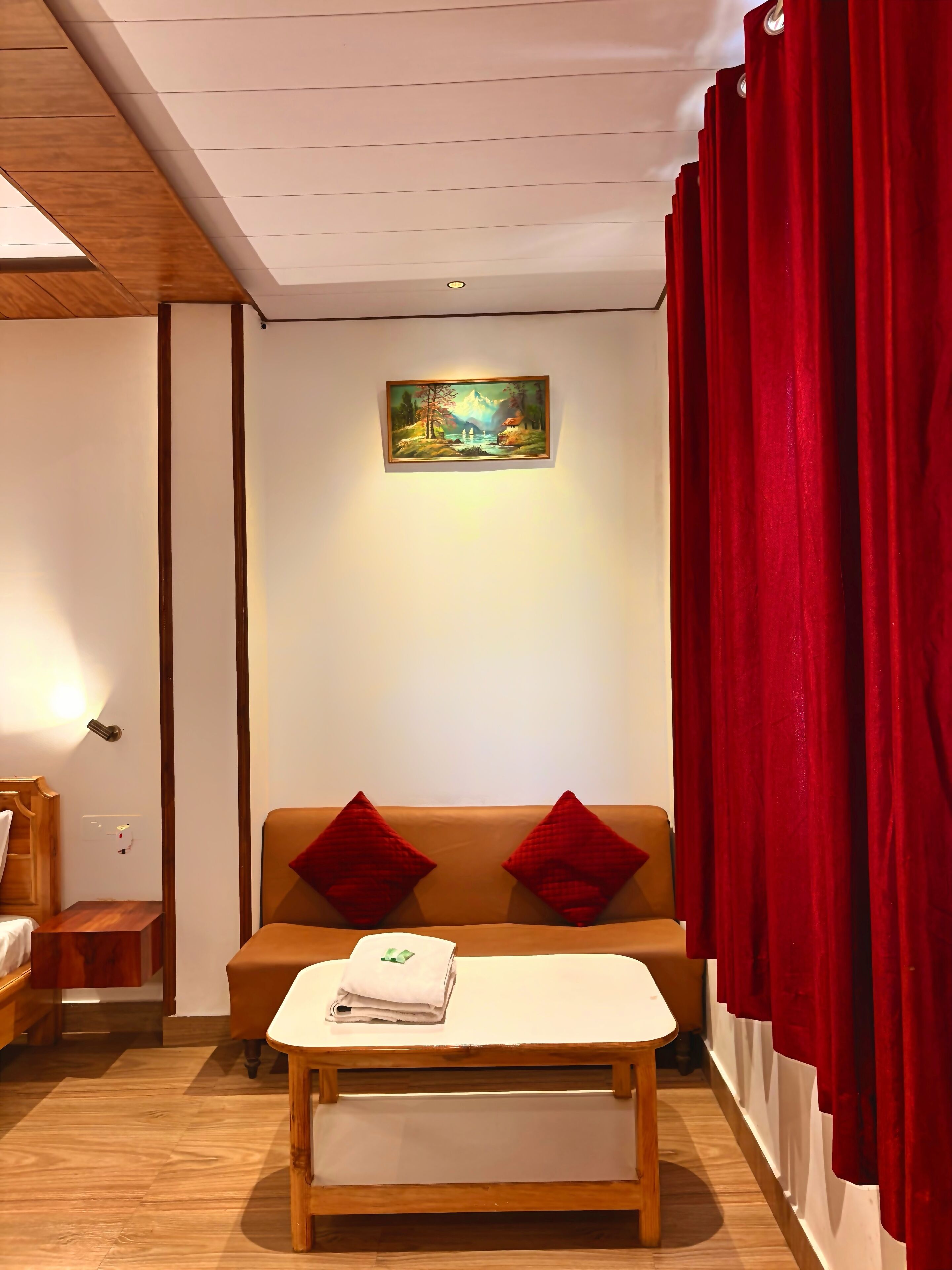 Deluxe Double Room, Mountain View | Laptop workspace, free WiFi