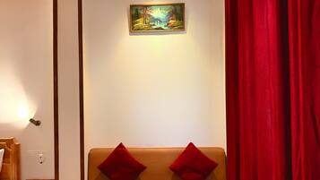 Deluxe Double Room, Mountain View | Laptop workspace, free WiFi