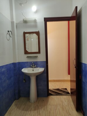 Economy-Doppelzimmer | Badezimmer