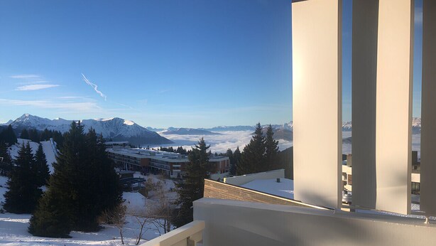 A balcony with a view of snow-covered mountains and a clear sky. - Bright apt 4/6 ppl, balcony, nears the slopes (Chamrousse)