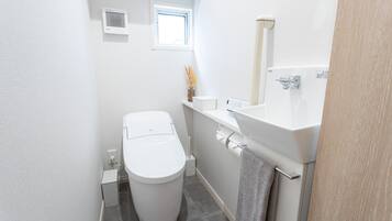 Villa, 3 habitaciones | Baño | Pantuflas y bidet