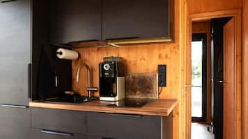 Kühlschrank, Wasserkocher mit Kaffee-/Teezubehör