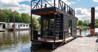 Boot 'Tiny-Hausboot Mit Dachterasse' mit privater Terrasse, Balkon und Wi-Fi