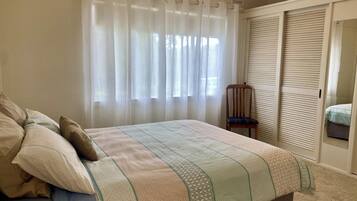2 dormitorios, tabla de planchar con plancha, ropa de cama
