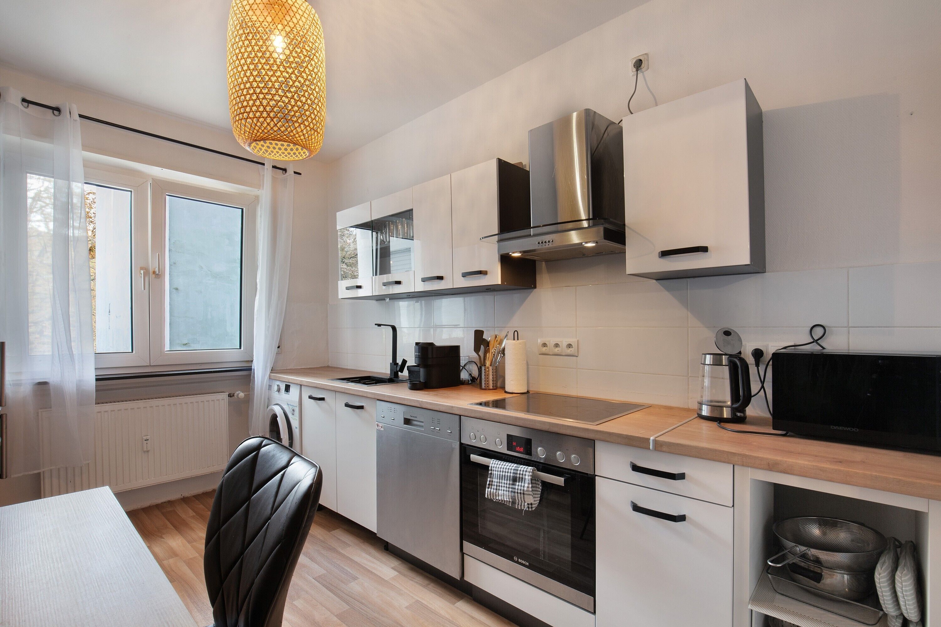 Een koelkast, een microgolfoven, een oven, een kookplaat