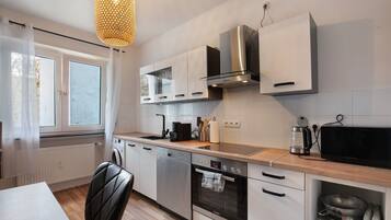 Een koelkast, een microgolfoven, een oven, een kookplaat